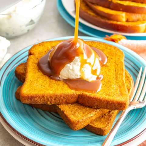 Pumpkin Pie French Toast is the perfect fall breakfast! Packed with all the flavors of a delicious pumpkin pie and easily made gluten free and dairy free. #glutenfree #pumpkin #frenchtoast
