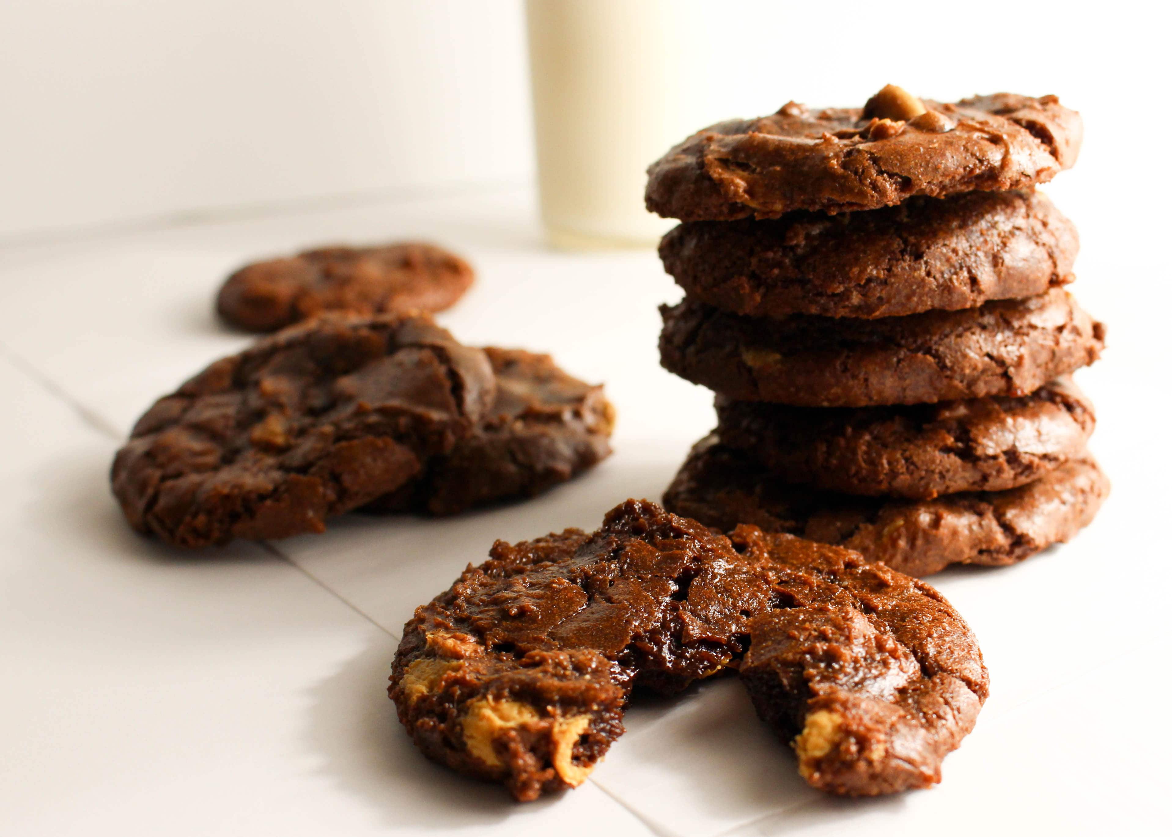 Raise your hand if you love brownies! Now you can satisfy that craving a little quicker with these gluten free brownie cookies-filled with all the rich, fudgey goodness you love about brownies, but in a nice portable package
